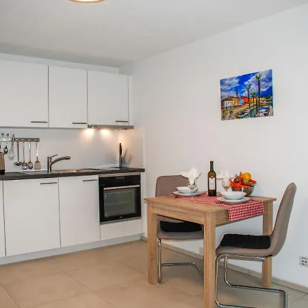 Apartament 2- Giardino By Interhome